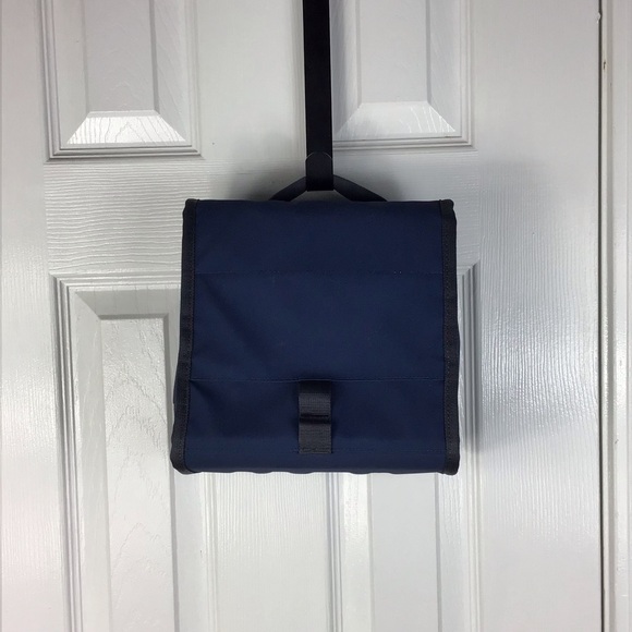 YETI Daytrip Lunch Bag in Navy - Picture 2 of 7